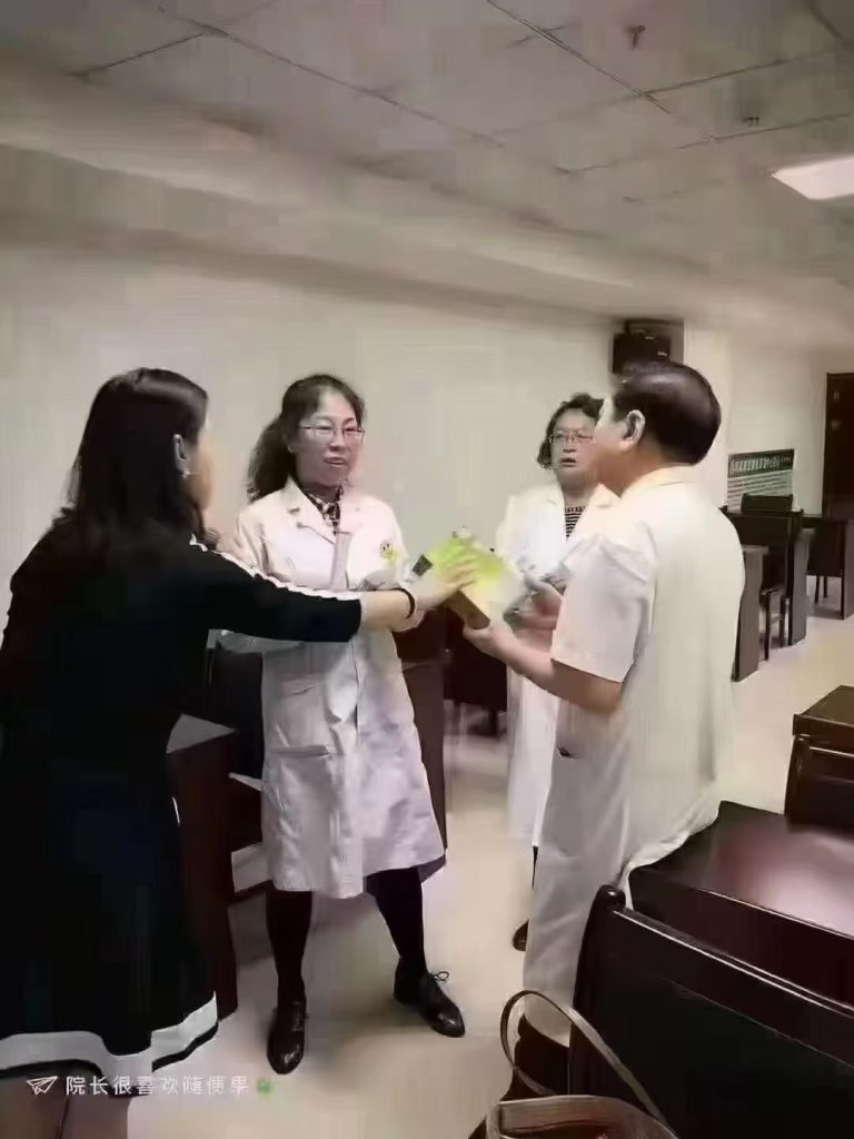 随便果走进深圳远大肛肠医院💅💅